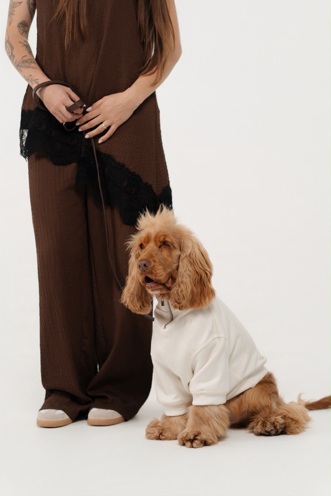 Cocker spaniel de moletom Pure Core off-white com gola zíper, ao lado da tutora