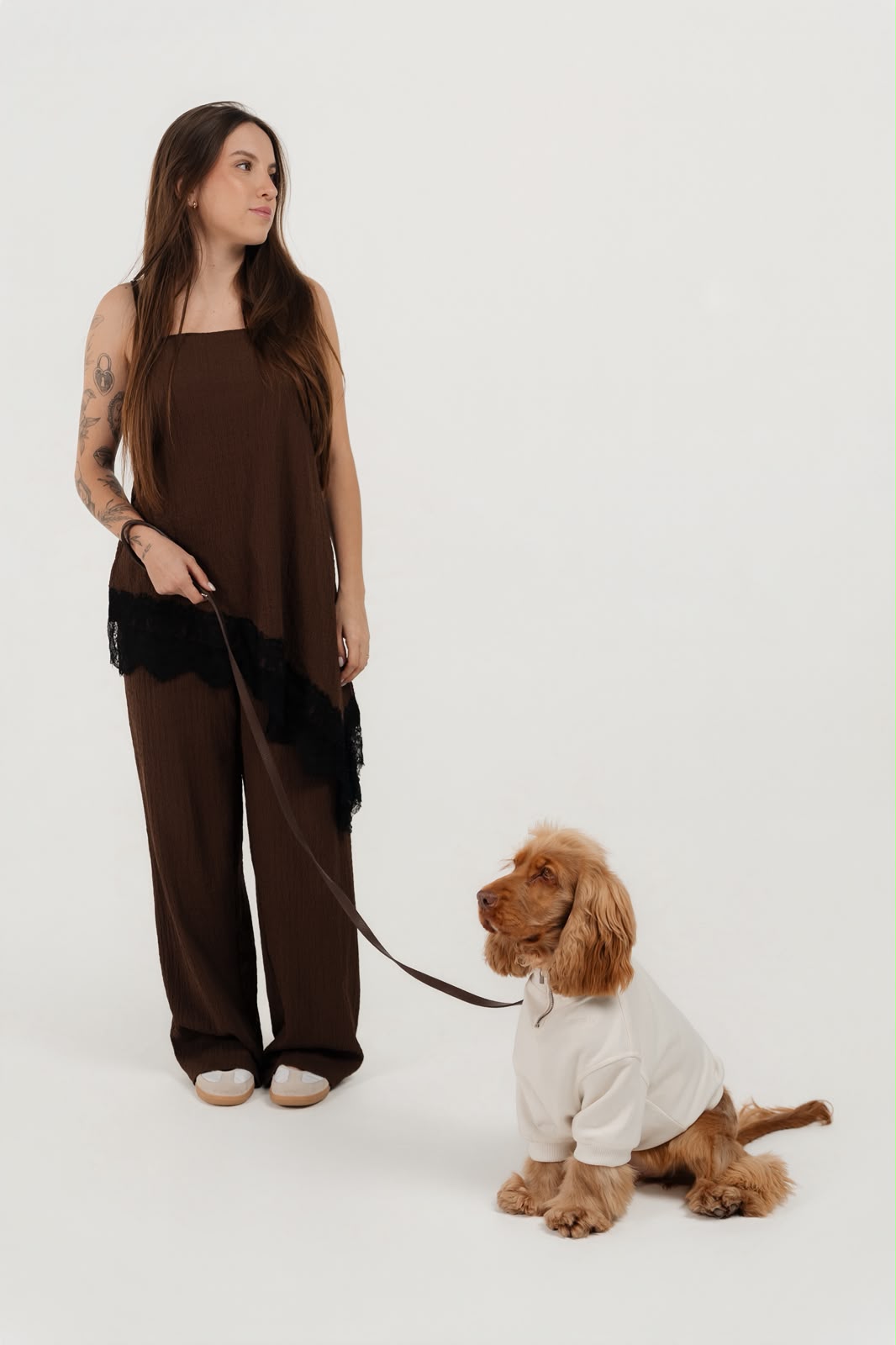 Cocker spaniel de moletom Pure Core em passeio com a tutora